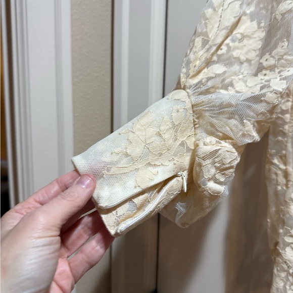 Elegant Cream Lace Blouse with Bow - Picture 2 of 5